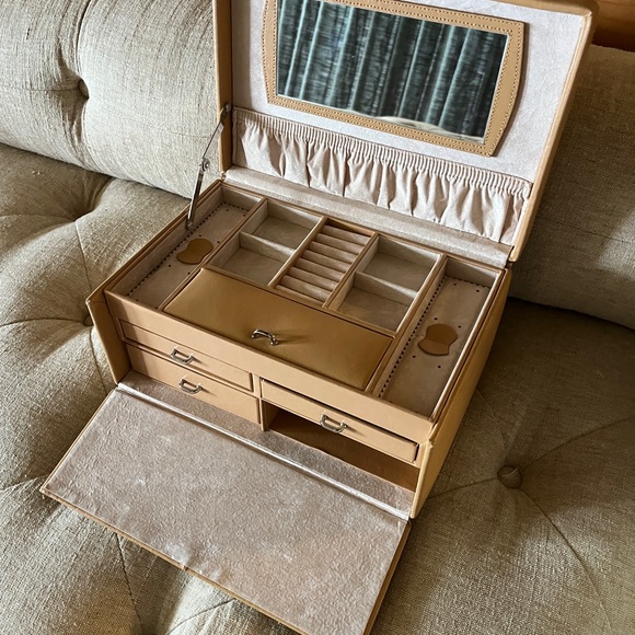 Red Envelope leatherette Jewelry Box in camel tan w ivory interior & Sil… - Picture 8 of 15